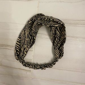 Printed criss cross headband.